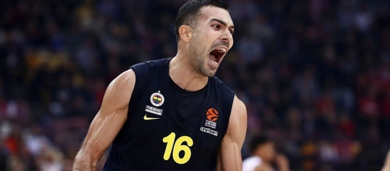 Τουρκία: Ύβρεις κατά του Σλούκα επειδή δεν ακούμπησε πανό με τον Κεμάλ! (upd)